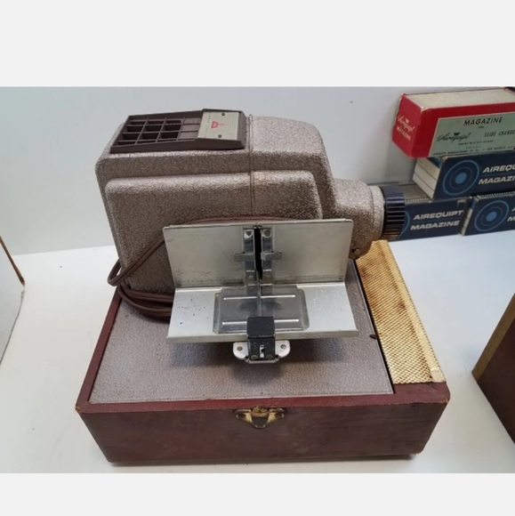 Vintage Airequipt Model-P Projector W/ extra Slide Magazines included rare - Picture 7 of 8